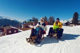 Vallese in inverno con bambini pista da slittino 