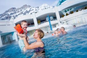 Leukerbad terme con bambini in inverno