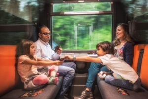 Treno notturno con bambini relax in carrozza