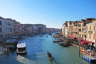 Vista sul Canal Grande dal Ponte di Rialto