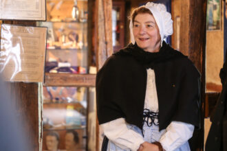 Guida in abiti tradizionali alsaziani all'Écomusée d'Alsace durante una visita in famiglia © Devid Rotasperti Photographer