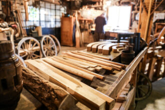 Antichi attrezzi da falegname esposti in una bottega dell'Écomusée d'Alsace © Devid Rotasperti Photographer