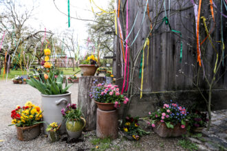 Fiori e decorazioni primaverili all'ingresso di una casa dell'Écomusée d'Alsace © Devid Rotasperti Photographer