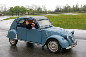 Storica Citroën 2CV in movimento durante una dimostrazione alla Cité de l'Automobile © Devid Rotasperti Photographer