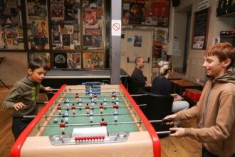 Bambini giocano a calcio balilla nel pub Le Gambrinus di Mulhouse © Devid Rotasperti Photographer