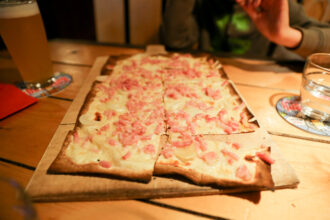 Tarte flambée alsaziana servita al ristorante Le Gambrinus di Mulhouse © Devid Rotasperti Photographer