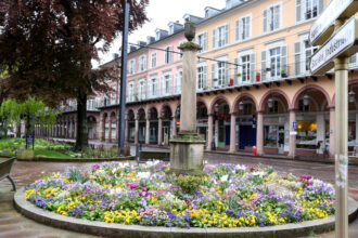 Piazza fiorita nel centro storico di Mulhouse con eleganti portici e palazzi colorati © Devid Rotasperti Photographer