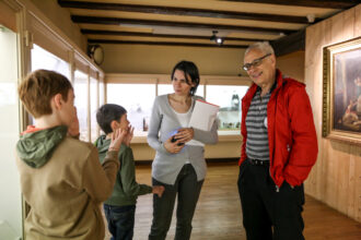 Il Greeter di Mulhouse accompagna una famiglia alla scoperta del Municipio storico © Devid Rotasperti Photographer