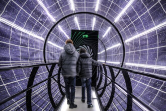 Bambini attraversano il tunnel luminoso del Parco del Piccolo Principe © Devid Rotasperti Photographer