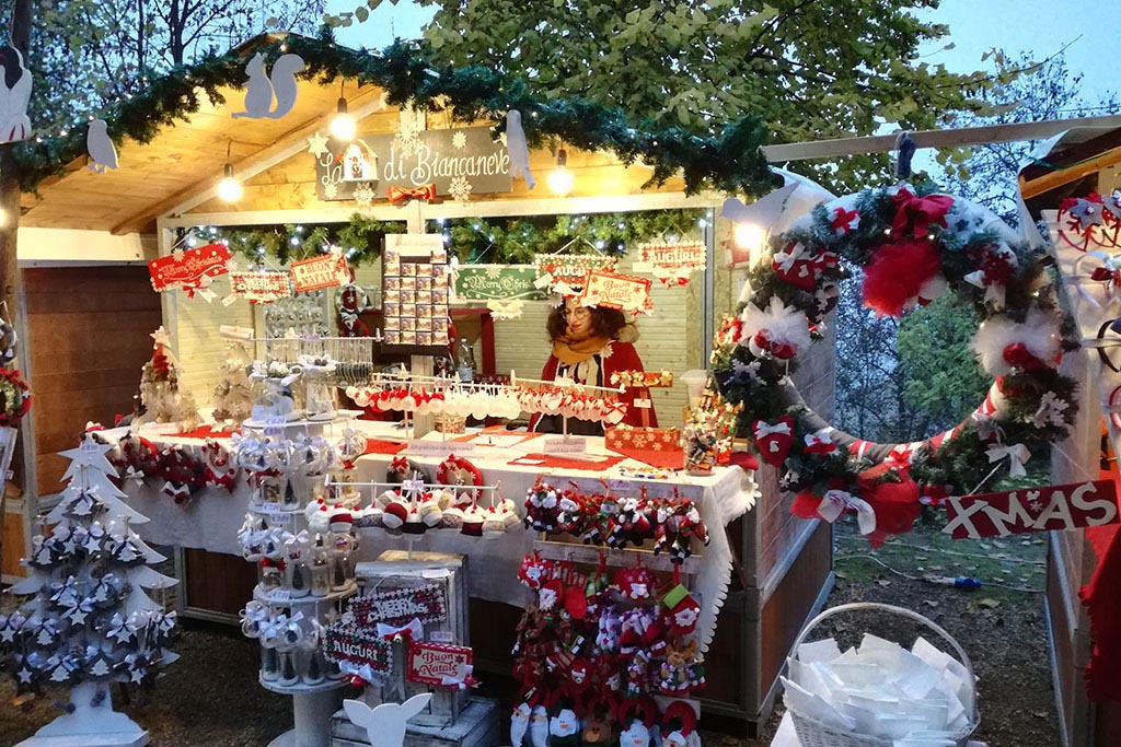 Mercatini Di Natale Piemonte.Il Magico Paese Di Babbo Natale A Govone Scopri La Magia Familygo