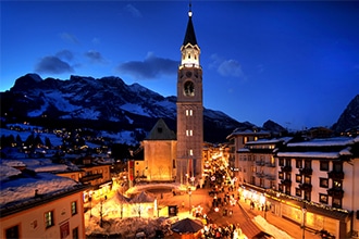 Vista di Cortina d'Ampezzo di notte