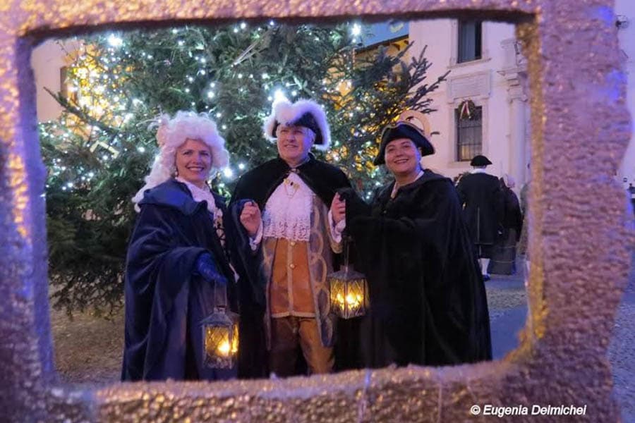 Mercatino di Natale di Ala, VIsita con lanterne foto di Eugenia Deimichei