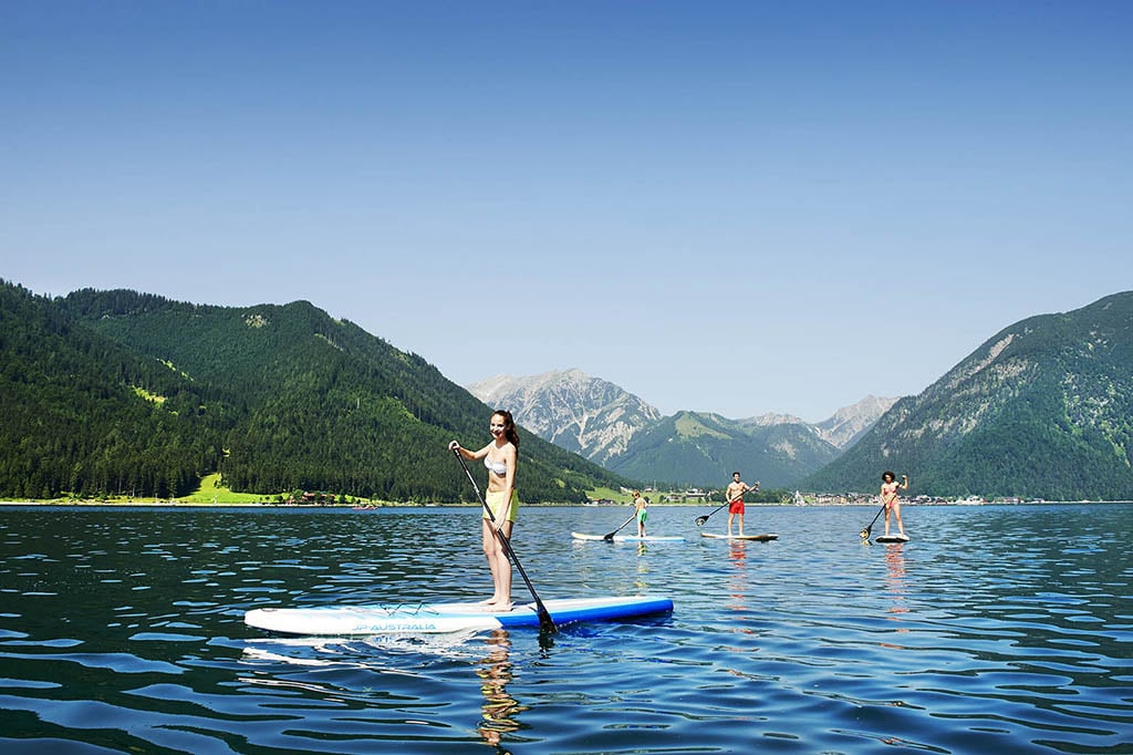 autria-tirolo-achensee-am-Achensee-S-dufer-im-Hintergrund-Pertisau-AchenseeTourismus (11)