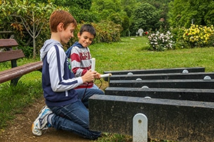 Calcidica con bambini, parco di Aristotele