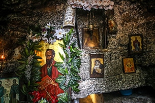 Calcidica con bambini, grotta di San Paolo