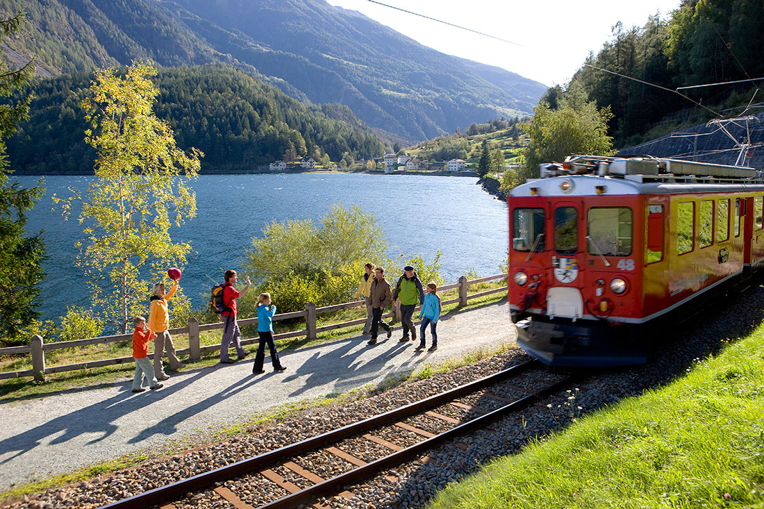 Trenino Rosso del Bernina con bambini