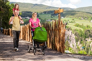 Altipiano del Renon con bambini, piramidi di terra