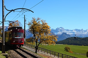 Trenino del Renon con bambini in autunno