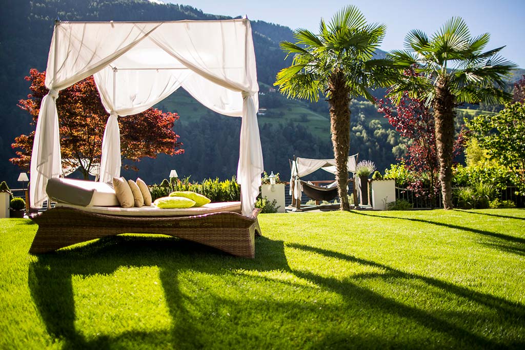 Migliori hotel per famiglie in Alto Adige, Quellenhof Luxury Resort Passeier, giardino relax