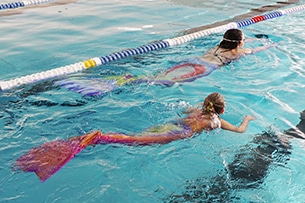 Nuoto per sirene alle Terme Villach in Carinzia