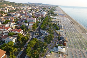 Tortoreto con bambini, veduta aerea