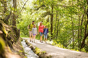 Migliori family hotel in Alto Adige, Schwefelbad, passeggiate nel bosco