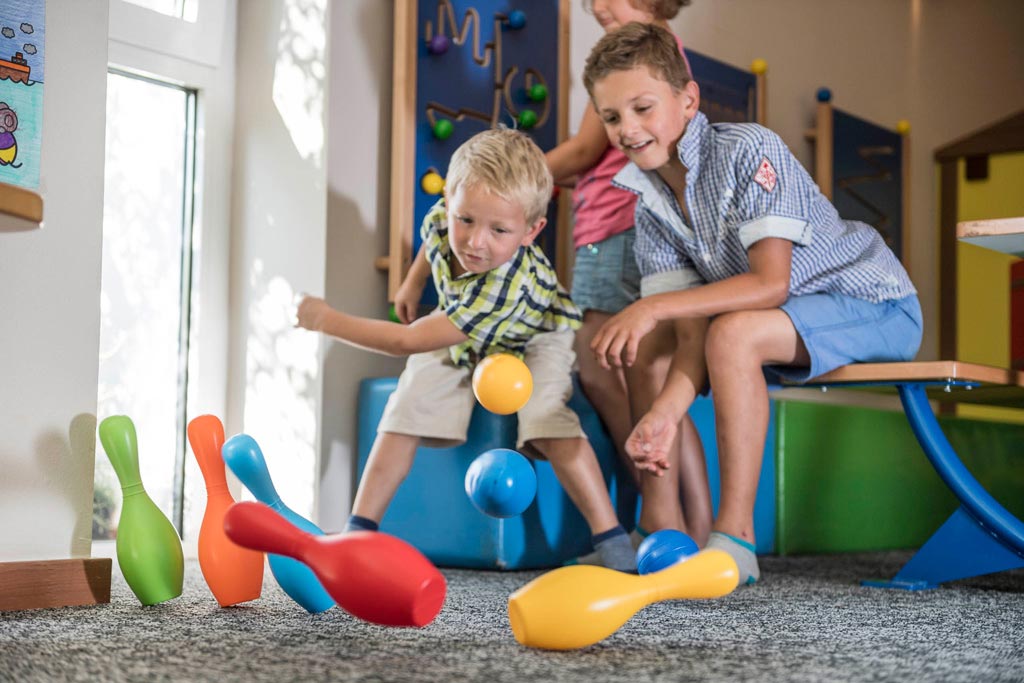 Family Hotel vicino Merano, Hotel Schwefelbad, sala interna con giochi per bambini