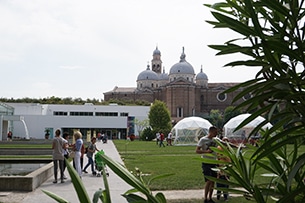 Orto botanico di Padova con bambini