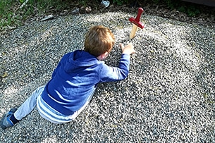 San Galgano con bambini, prove di spada nella roccia