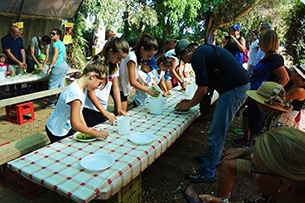 Vendemmia con i bambini vicino Roma a Donnardea, la pigiatura