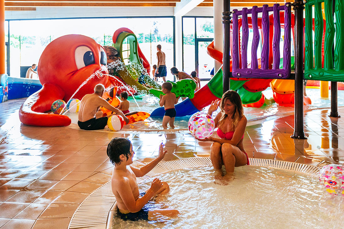 Le Terme Per Bambini In Inverno Avvolti Da Un Caldo