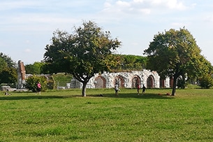 Weekend a Gubbio con i bambini, Teatro romano e chiesa vittoriana