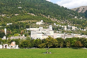 Weekend a Gubbio con i bambini, Teatro romano e chiesa vittoriana