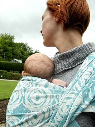 Baby wearing: cos'è e come si pratica