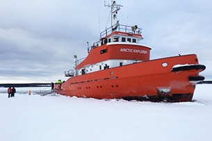 Lapponia svedese, bagno nel mare ghiacciato, la nave rompighiaccio