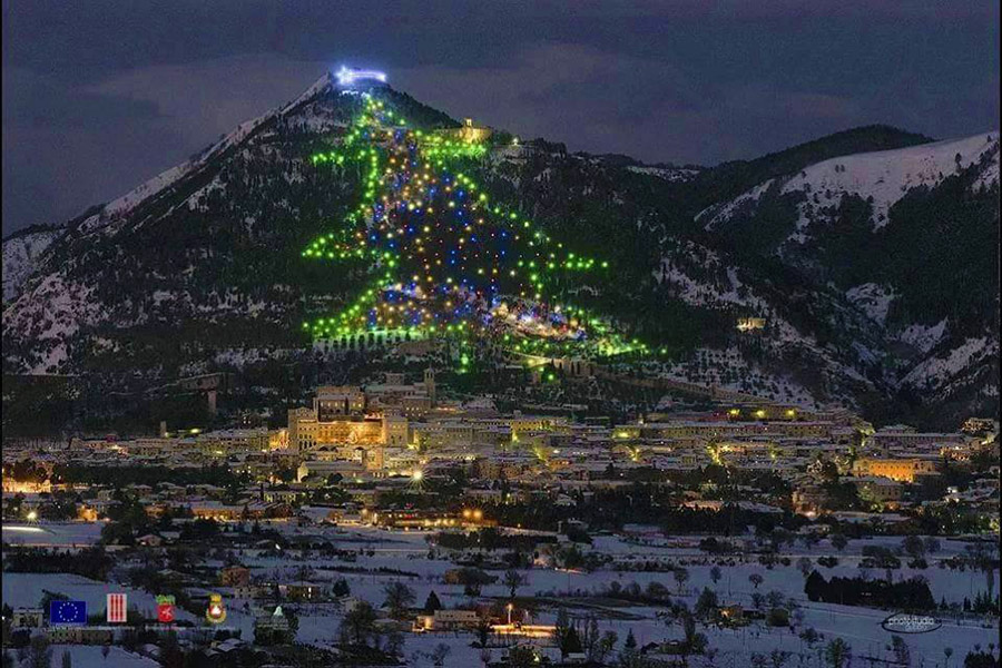 Foto Di Natale In Montagna.Natale 2019 In Umbria A Gubbio L Albero Di Natale Piu Grande Del Mondo Familygo