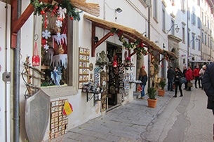 Albero Di Natale Gubbio Umbria.Natale 2019 In Umbria A Gubbio L Albero Di Natale Piu Grande Del Mondo Familygo