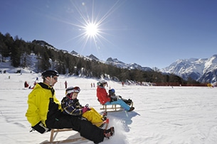 Svizzera, Grachen con bambini, in slittino