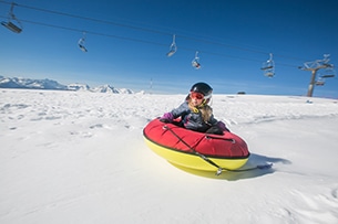 Vallese inverno con bambini, Nendaz, ciambelle