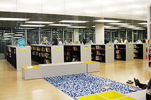 Doha con bambini in Qatar, biblioteca nazionale