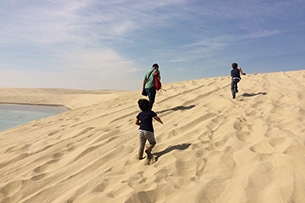 Doha con bambini in Qatar, il deserto