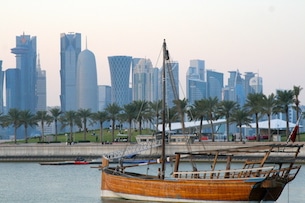 Doha con bambini in Qatar, Al Corniche skyline