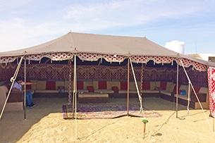Doha con bambini in Qatar, tenda nel deserto