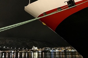Porto di Ttomso, Norvegia con la nave Hurtigruten