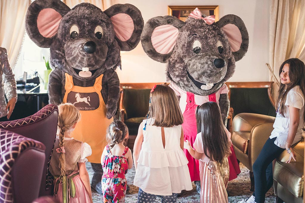 Cavallino Bianco Family Spa Grand Hotel per bambini a Ortisei in Alto Adige, mascotte