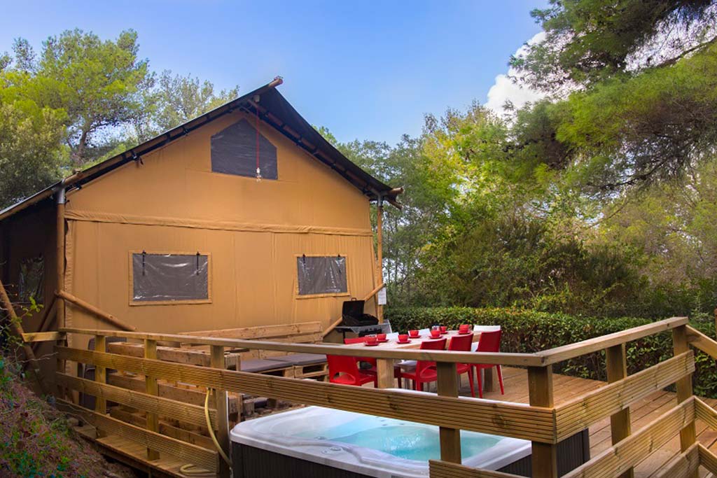 Le Pianacce, camping village per bambini in Toscana, tenda glamping con idromassaggio