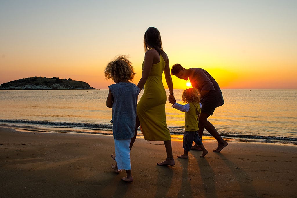 Family hotel per bambini Vieste, Gattarella Family Resort, passeggiata in spiaggia