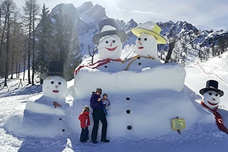 San Candido con bambini d'inverno, renne