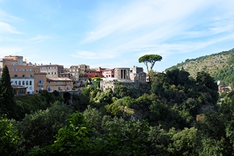 Il parco di Villa Gregoriana a Tivoli con i bambini, panorama sull'acropoli