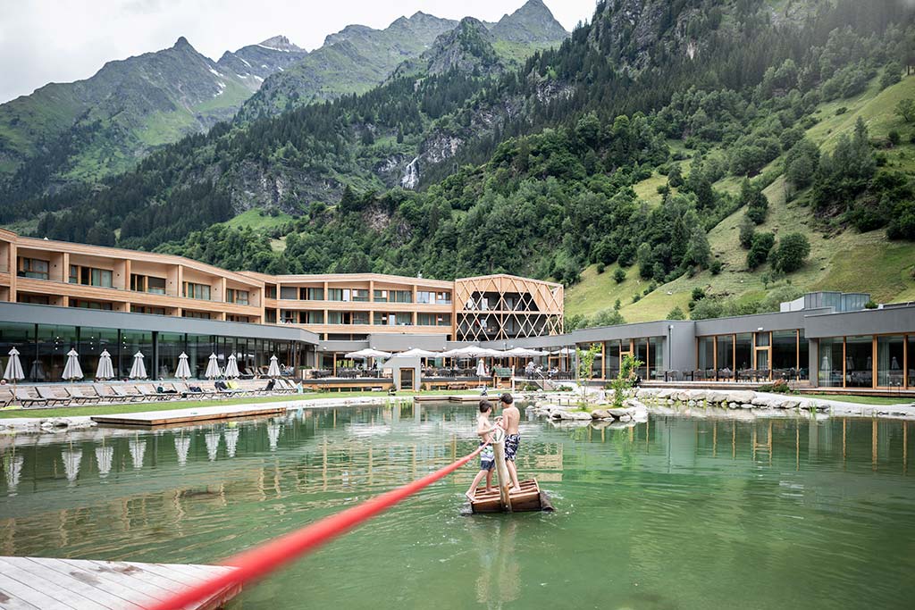 Feuerstein Nature Family Resort in Val di Fleres, laghetto con zattera